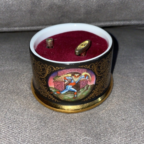 Vintage Ardleigh Elliott & Sons Porcelain Trinket music box. - Picture 7 of 10